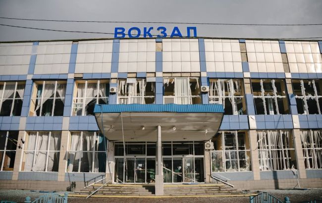 Пошкоджено депо, каси не працюють: фото наслідків удару РФ по вокзалу в Сумах_690513b381d93.jpeg