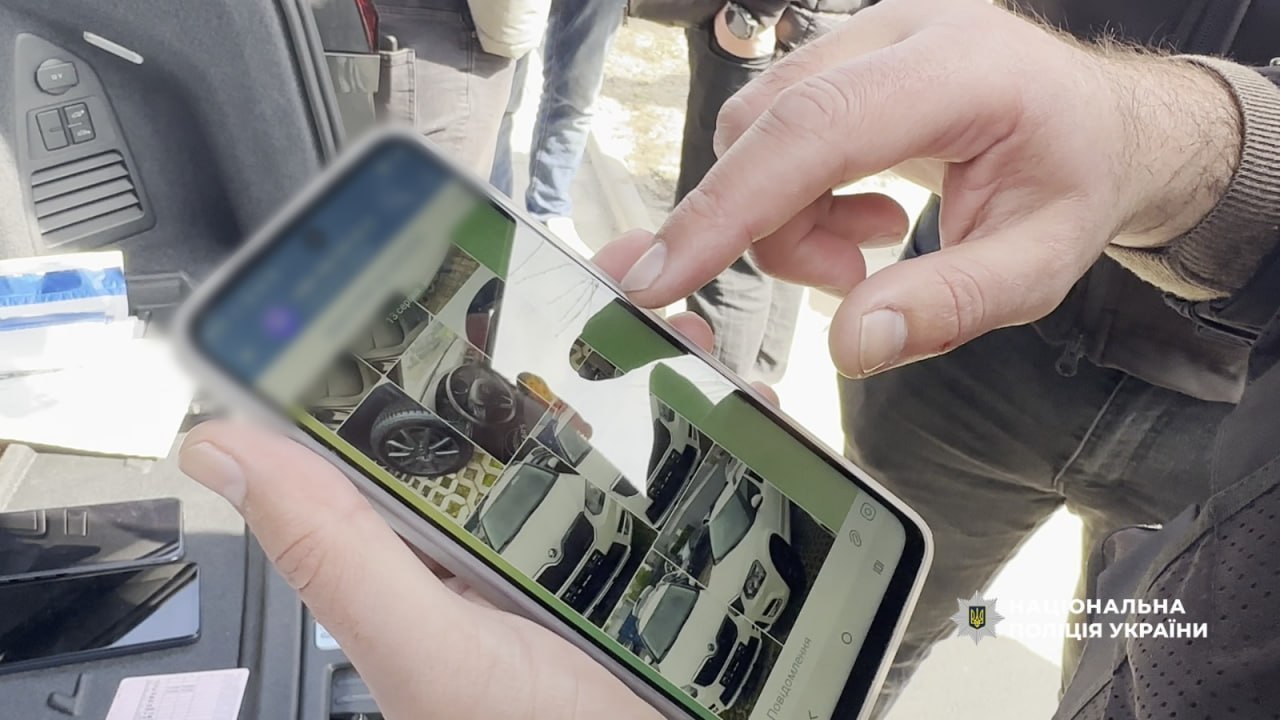 Ошукували військових на продажі елітних іномарок та відмивали отримані прибутки: на Одещині поліцейські викрили та затримали групу шахраїв