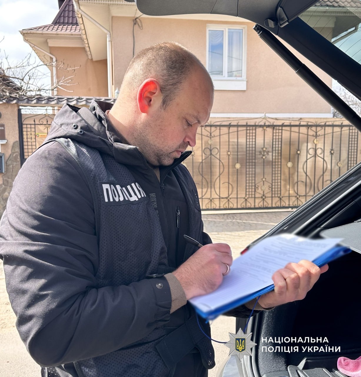 Ошукували військових на продажі елітних іномарок та відмивали отримані прибутки: на Одещині поліцейські викрили та затримали групу шахраїв