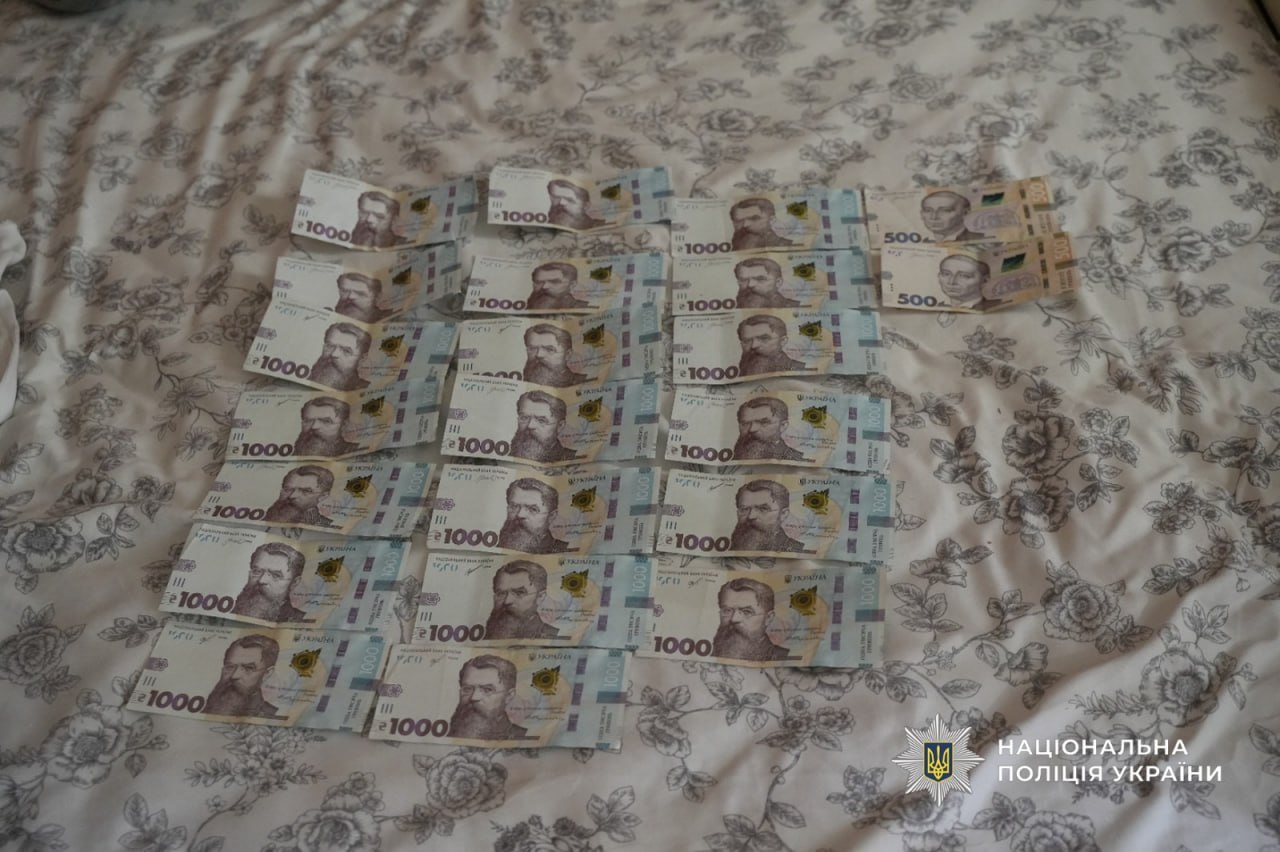 Ошукували військових на продажі елітних іномарок та відмивали отримані прибутки: на Одещині поліцейські викрили та затримали групу шахраїв