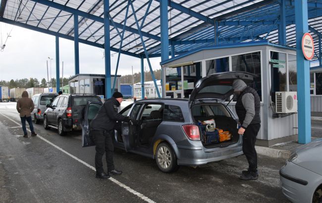 Пункт пропуску «Чоп» на кордоні з Угорщиною раптово зупинився: що сталося