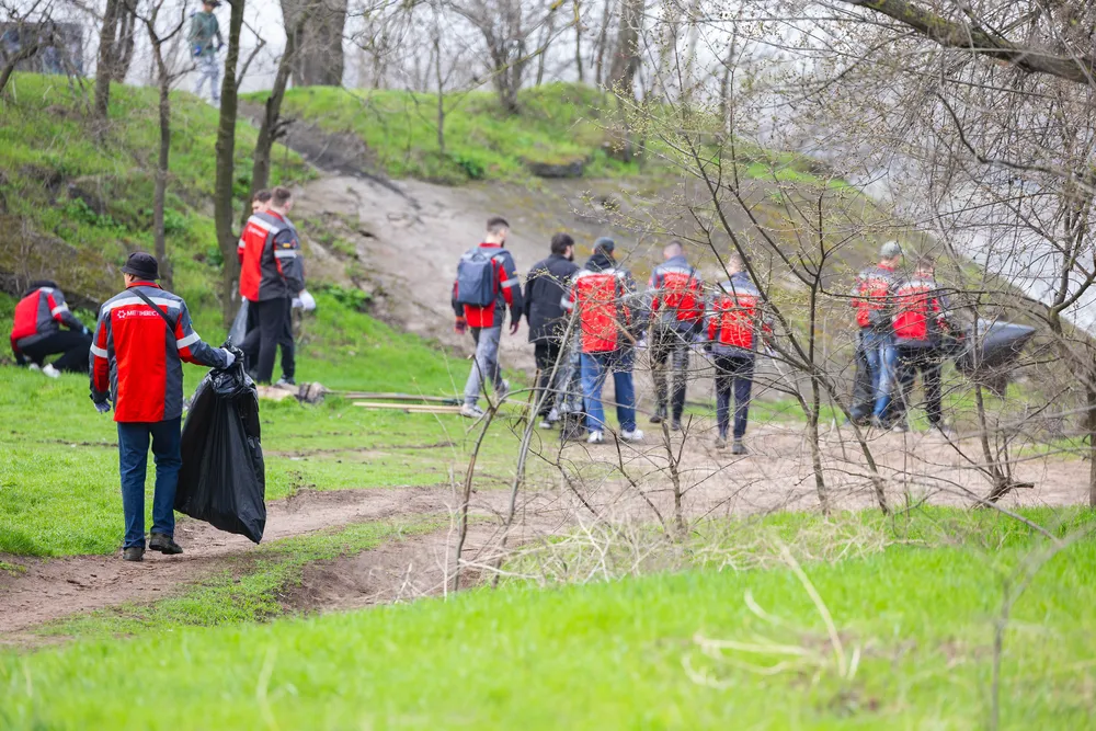 Весняна толока в Запоріжжі продовжується: металурги долучились до прибирання