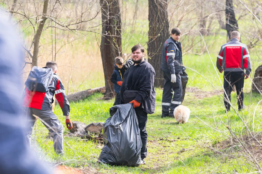 Весняна толока в Запоріжжі продовжується: металурги долучились до прибирання