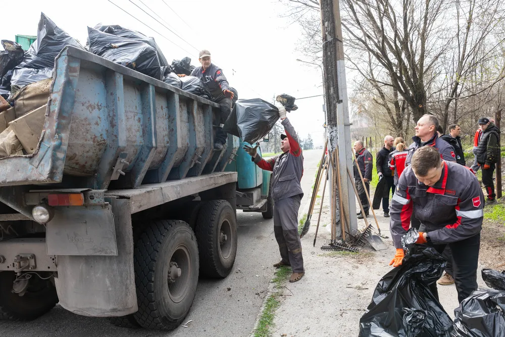 Весняна толока в Запоріжжі продовжується: металурги долучились до прибирання