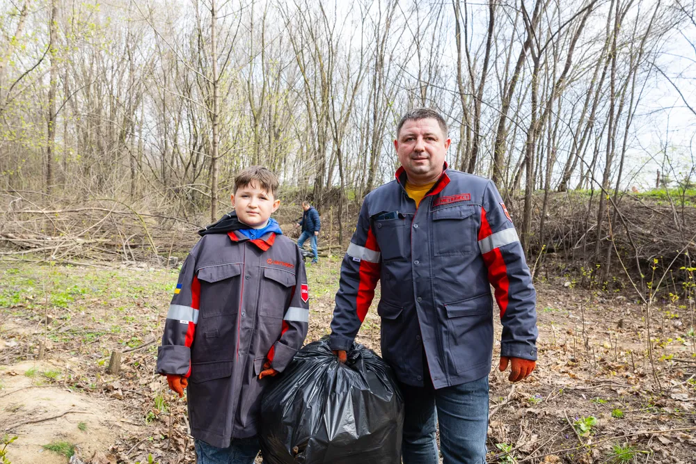 Весняна толока в Запоріжжі продовжується: металурги долучились до прибирання