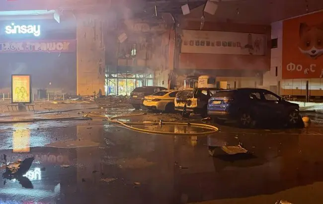 Ворог вдруге вдарив по ТРЦ "Мануфактура" у центрі Сум