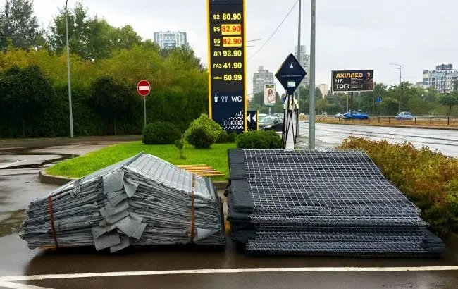 У Києві на АЗС "Укрнафти" почали ставити габіони після атак дронів