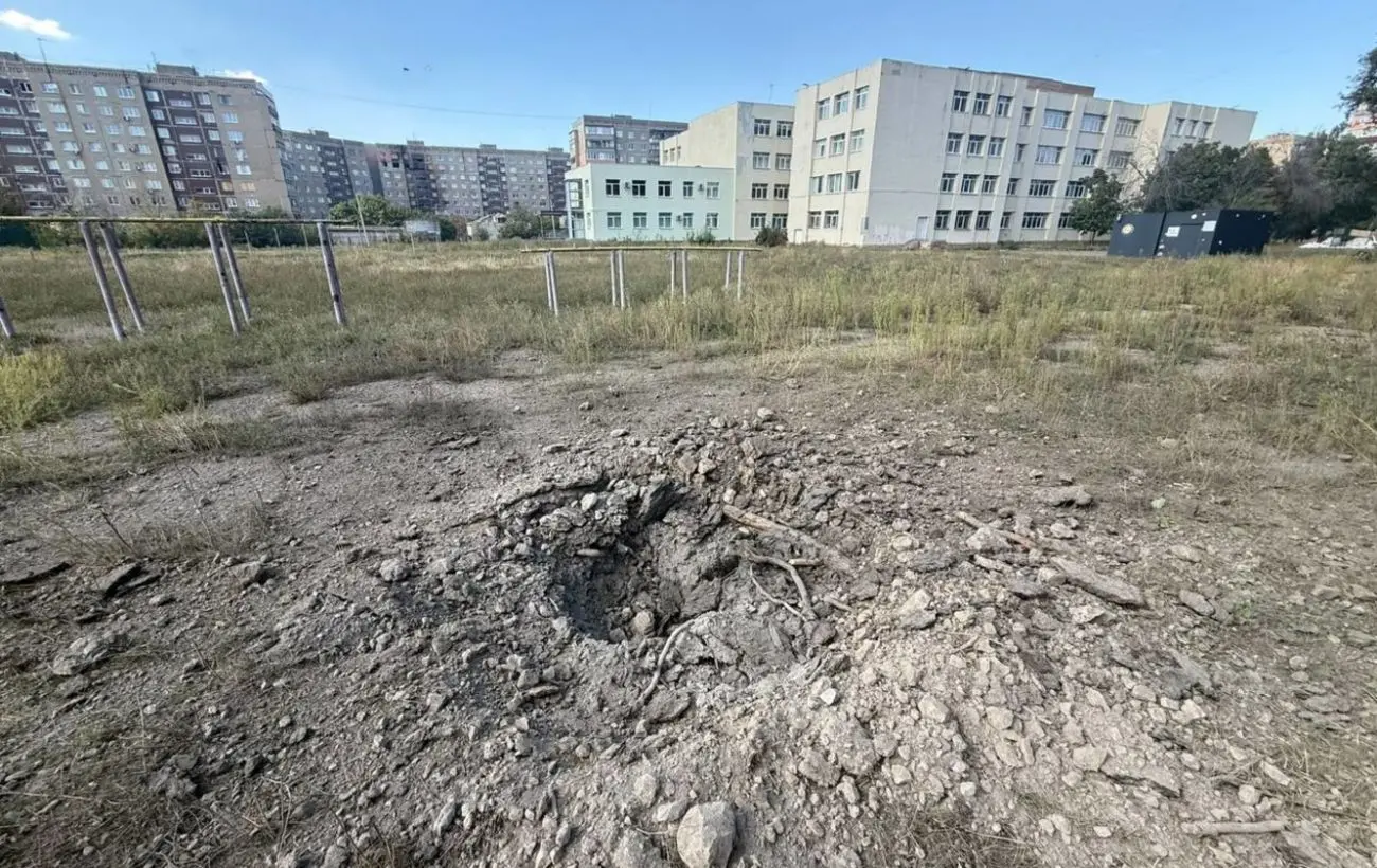 Росіяни вдарили артилерією по Краматорську, пошкоджено школу, загинула жінка