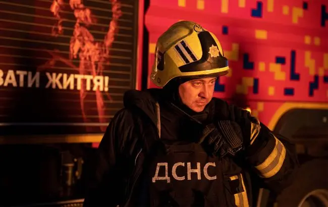 Під Києвом масштабна пожежа після прильоту, горить цивільний склад