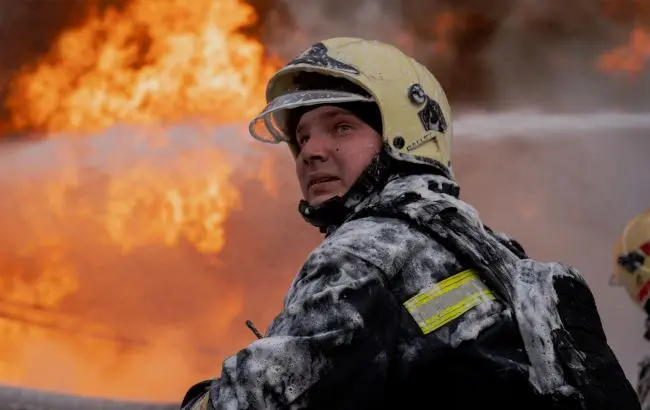 У Білій Церкві після атаки РФ горить підприємство, мешканців закликали закрити вікна