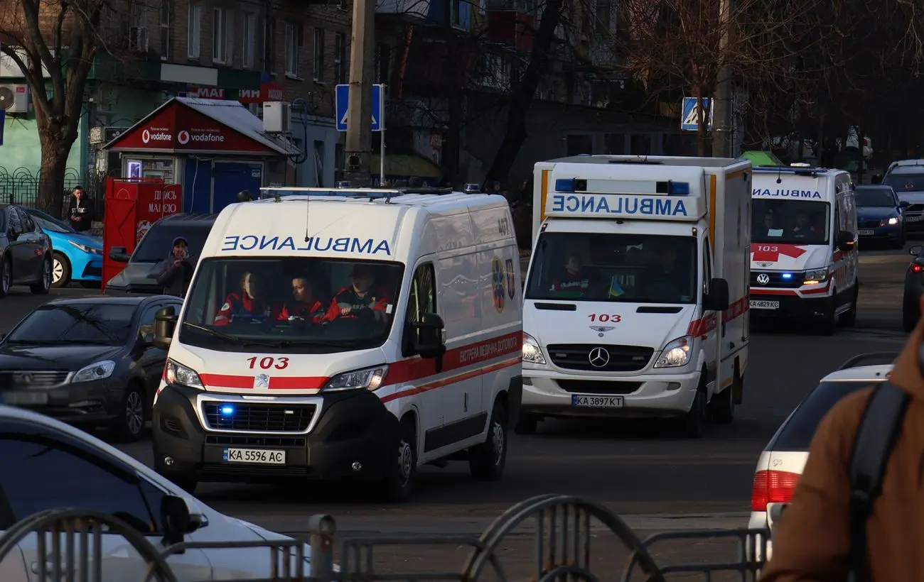 РФ знову атакувала Київ: дрон влучив у будівлю, постраждав чоловік