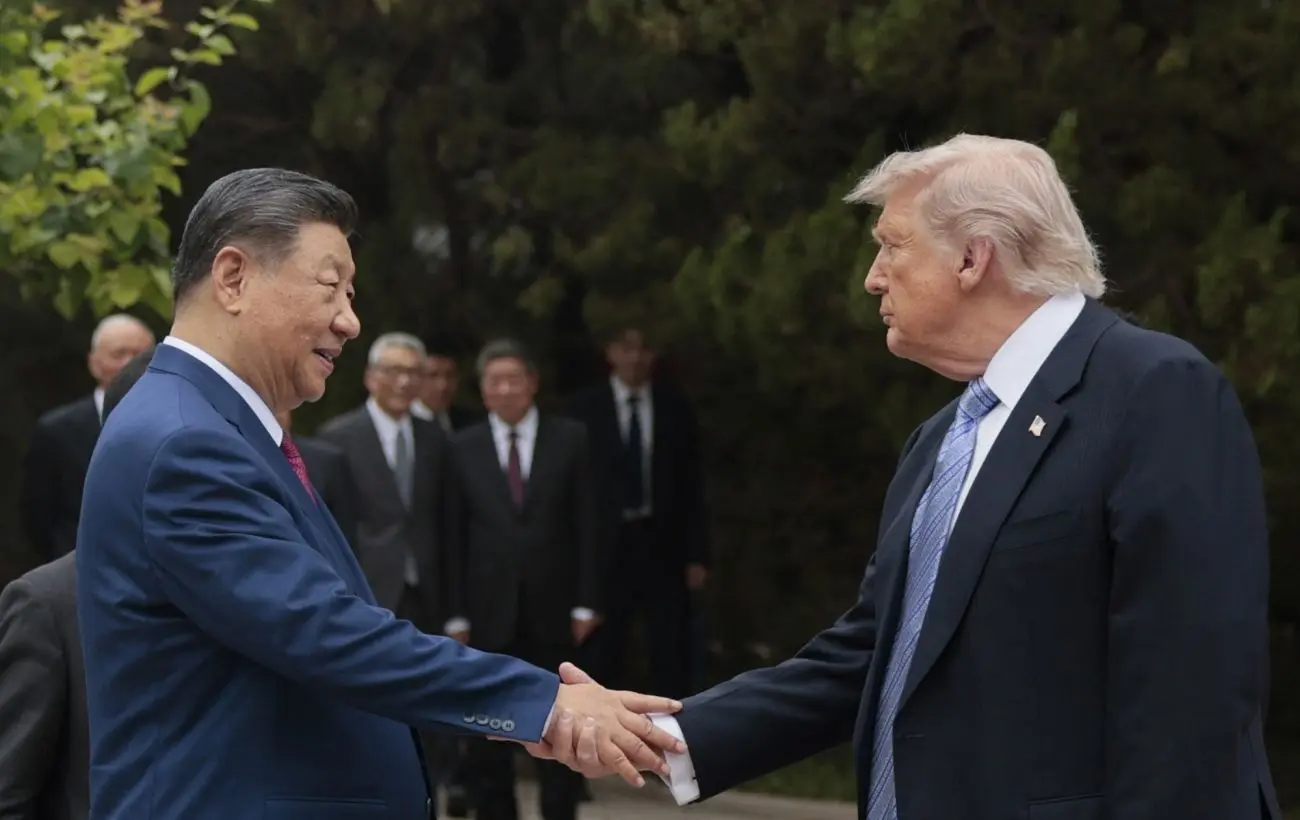 Трамп особисто зустрів Сі Цзіньпіна з червоною доріжкою на військовому аеродромі