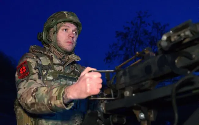 У Києві пролунали гучні вибухи, дрони влучили в АЗС та склади