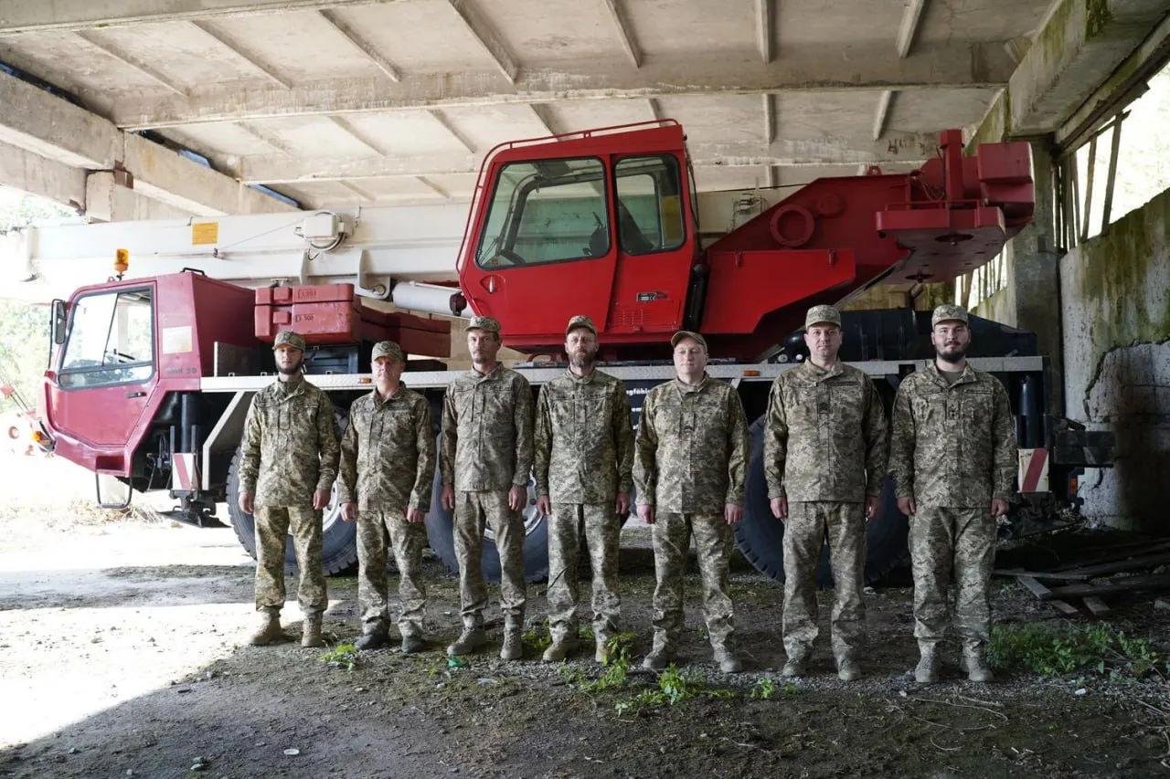 Для евакуації та ремонту важкої техніки: "Сталевий фронт" Ріната Ахметова передав 157-й ОМБр тягач і 40-тонний кран 1 Для евакуації та ремонту важкої техніки: "Сталевий фронт" Ріната Ахметова передав 157-й ОМБр тягач і 40-тонний кран