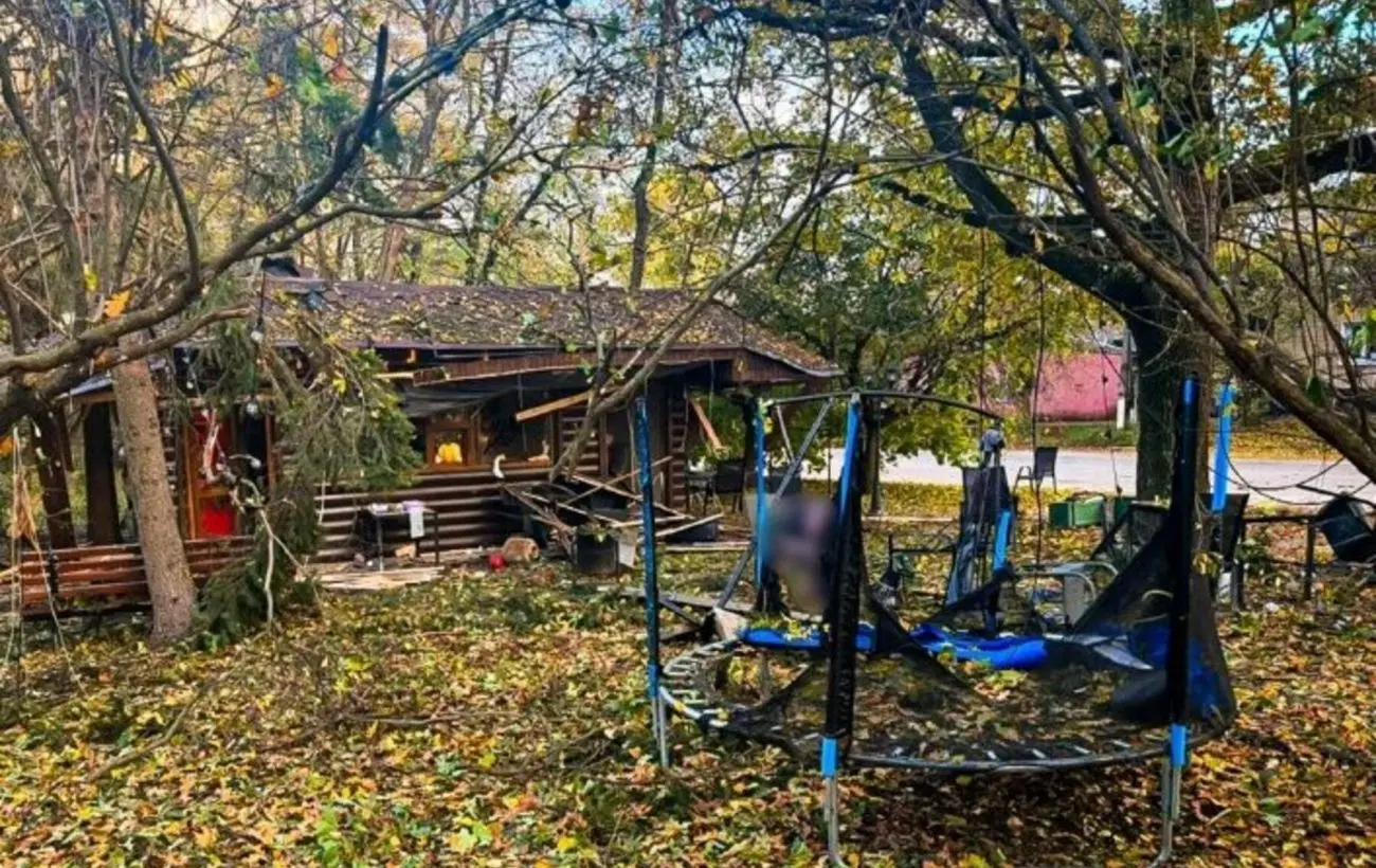 Дрон ударив по парку Нової Водолаги: загинули дві жінки і немовля, багато поранених дітей 1 Дрон ударив по парку Нової Водолаги: загинули дві жінки і немовля, багато поранених дітей