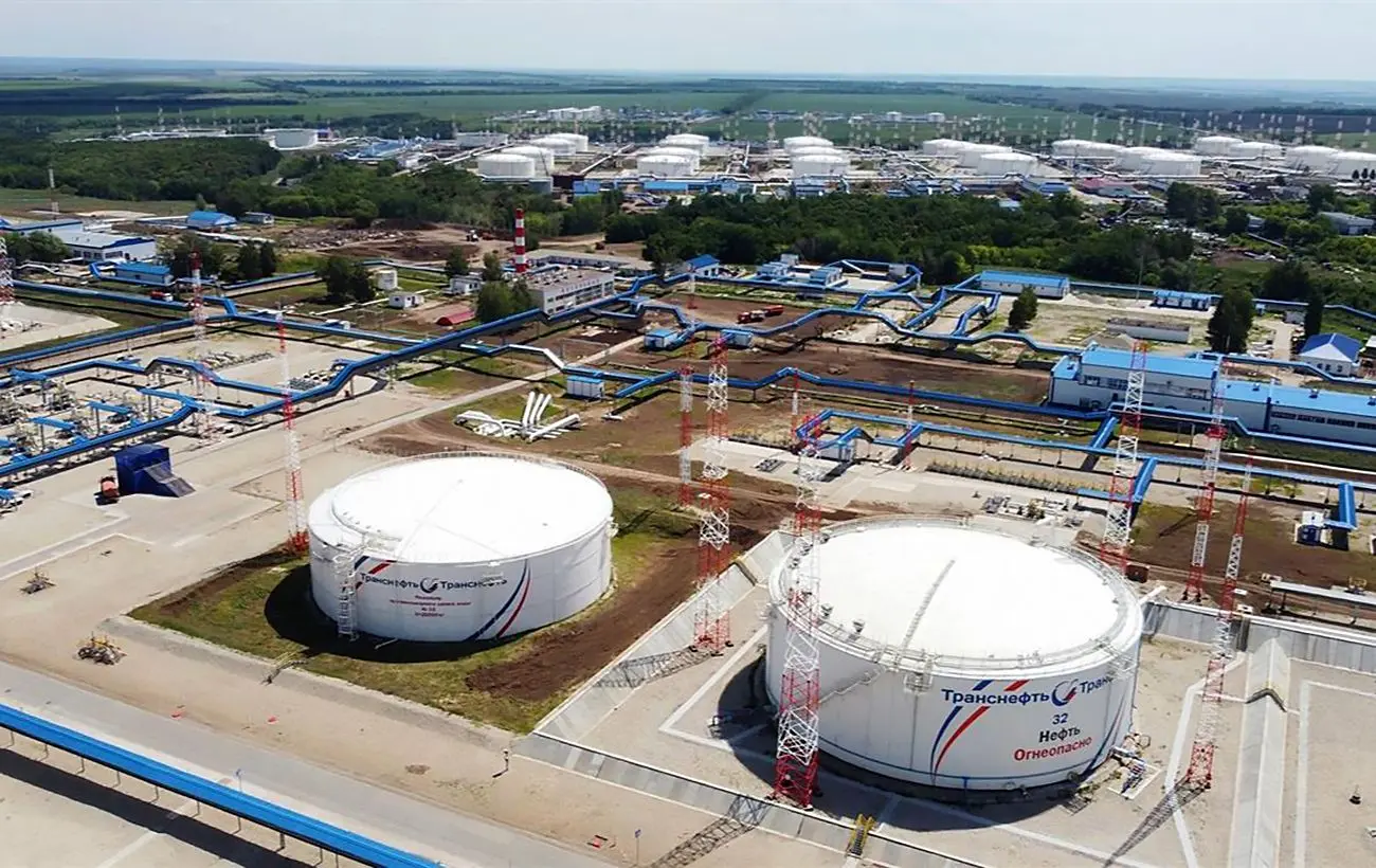 Нафтовий хаб "Самара" у Росії продовжує палати після обстрілу (відео)
